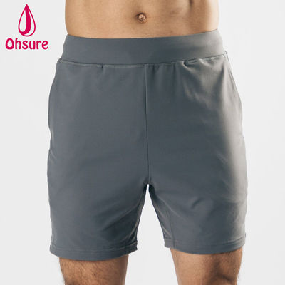 Design de logotipo personalizado OEM Material leve Estiramento em quatro direções Bolsos frontais profundos Shorts esportivos masculinos Shorts de treino de ginástica