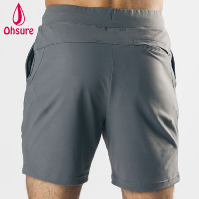 Design de logotipo personalizado OEM Material leve Estiramento em quatro direções Bolsos frontais profundos Shorts esportivos masculinos Shorts de treino de ginástica