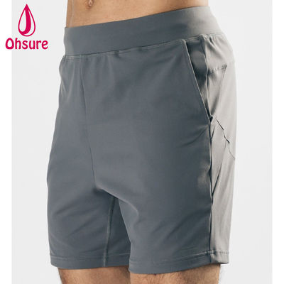 Design de logotipo personalizado OEM Material leve Estiramento em quatro direções Bolsos frontais profundos Shorts esportivos masculinos Shorts de treino de ginástica