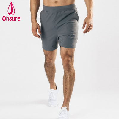 Design de logotipo personalizado OEM Material leve Estiramento em quatro direções Bolsos frontais profundos Shorts esportivos masculinos Shorts de treino de ginástica