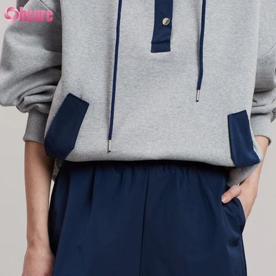Desenho de moda confortável algodão estilo grande botão de contraste de cor capuz de bolso para mulheres